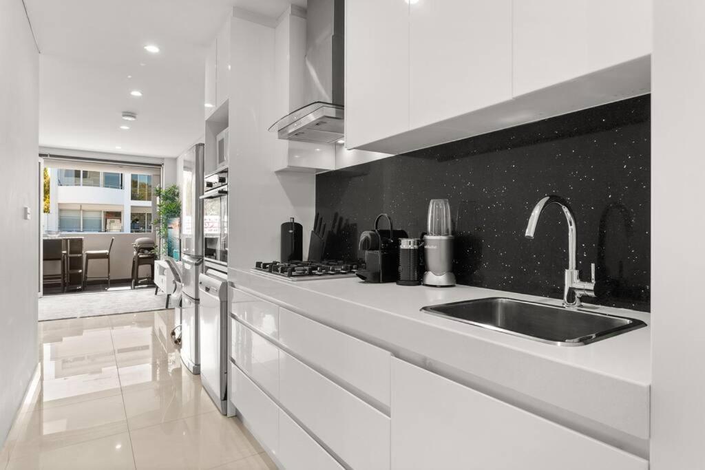 Stylish Spacious Modern 1 Bdr Balcony Bbq Aircon Lift Sydney