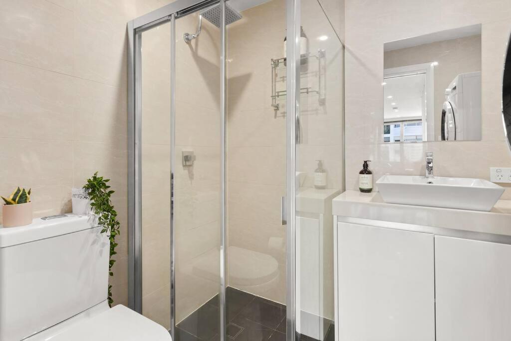 Stylish Spacious Modern 1 Bdr Balcony Bbq Aircon Lift * Sydney