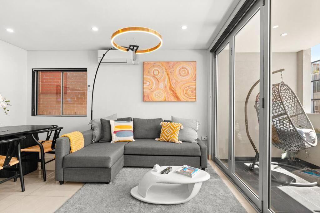 Apartment Stylish Spacious Modern 1 Bdr Balcony Bbq Aircon Lift *