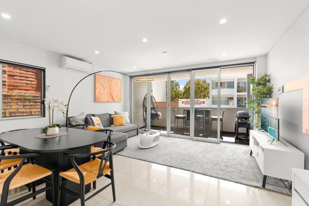 Stylish Spacious Modern 1 Bdr Balcony Bbq Aircon Lift Apartment Sydney